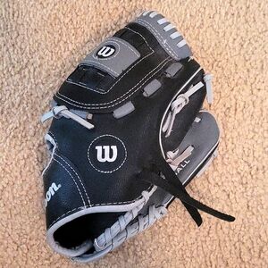 NEW Wilson A200 10.5" T-Ball Left Hand Baseball Glove (Right Hand Throw)